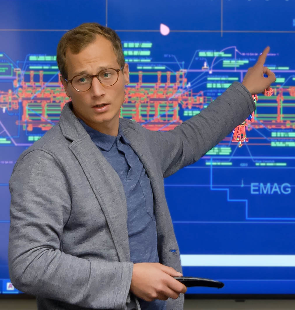 Ein BIONIK Ingenieur berät seine Kunden bei der Auswahl der Technologie für die Abluftreinigungsanlage