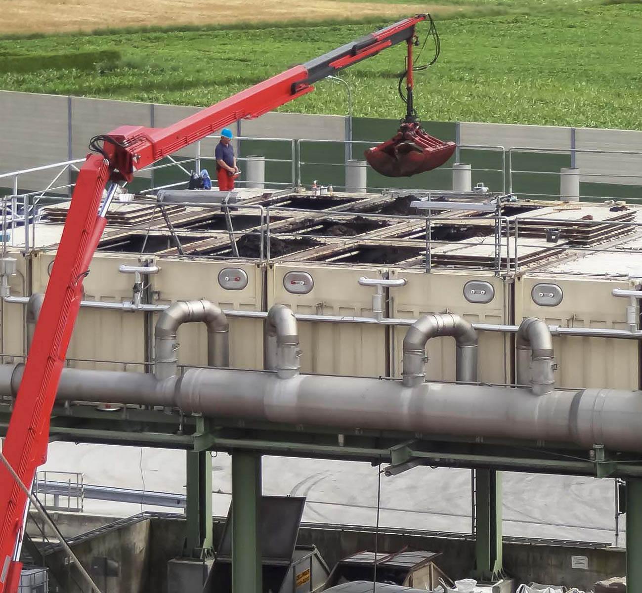 Reemplazo de material de relleno de biofiltros como parte del mantenimiento, planta industrial, Aschach en Alta Austria