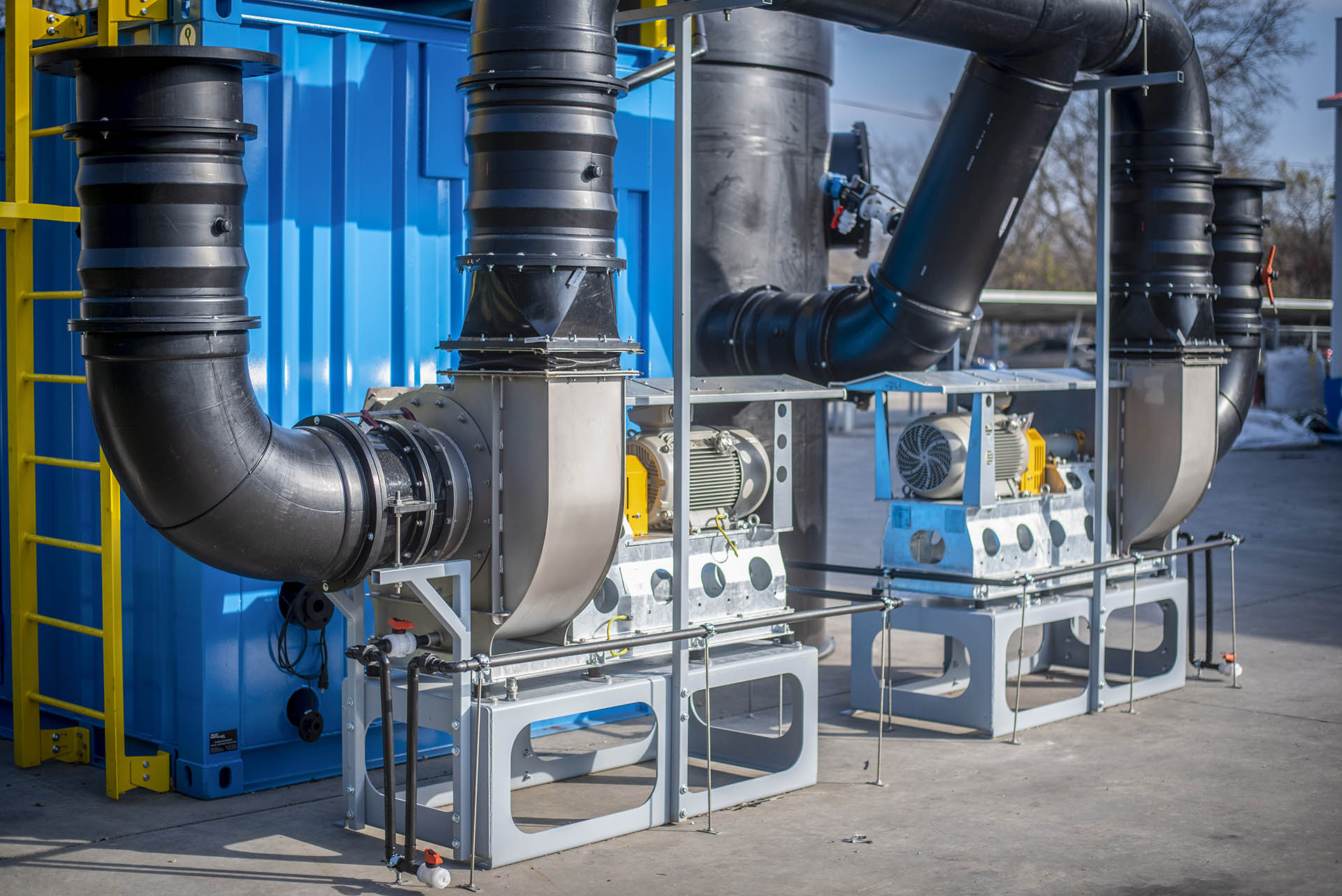 Teile der Anlagentechnik – im Bild Ventilatoren und Rohrleitungssystem – einer Abgasreinigung in der Petrochemie, Ungarn