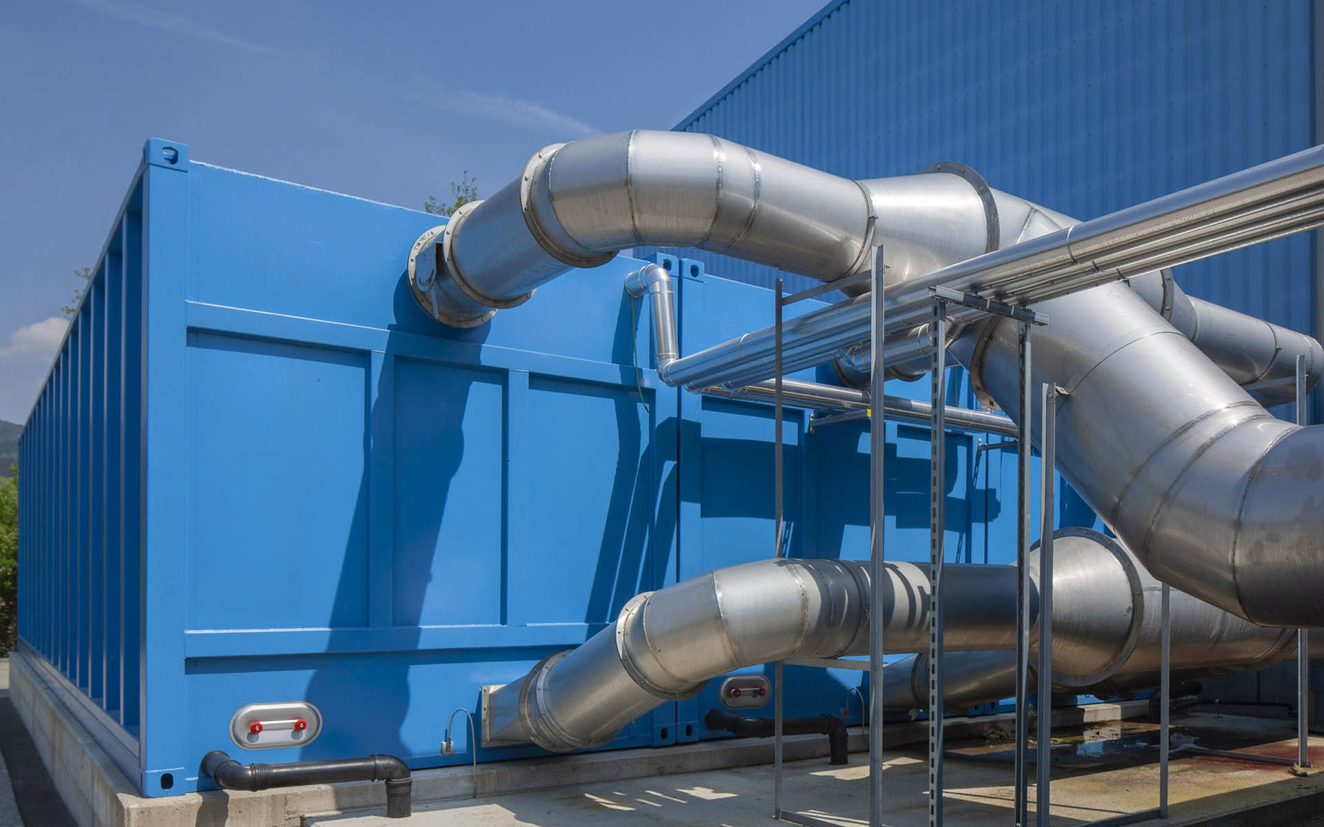 Biofilter in Stahl-Containerbauweise mit Edelstahl-Verrohrung zur Abluftreinigung einer Kunststoff-Recycling-Anlage, Kärnten, Österreich