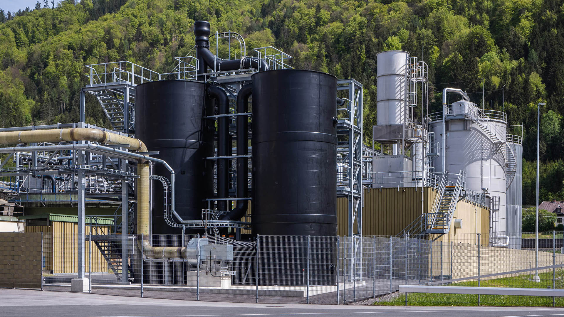Biorieselbettreaktoren oder Biotricklingfilter reinigen biologisch hochbelastete Abluftstöme – here in a cardboard factory, Styria, Austria