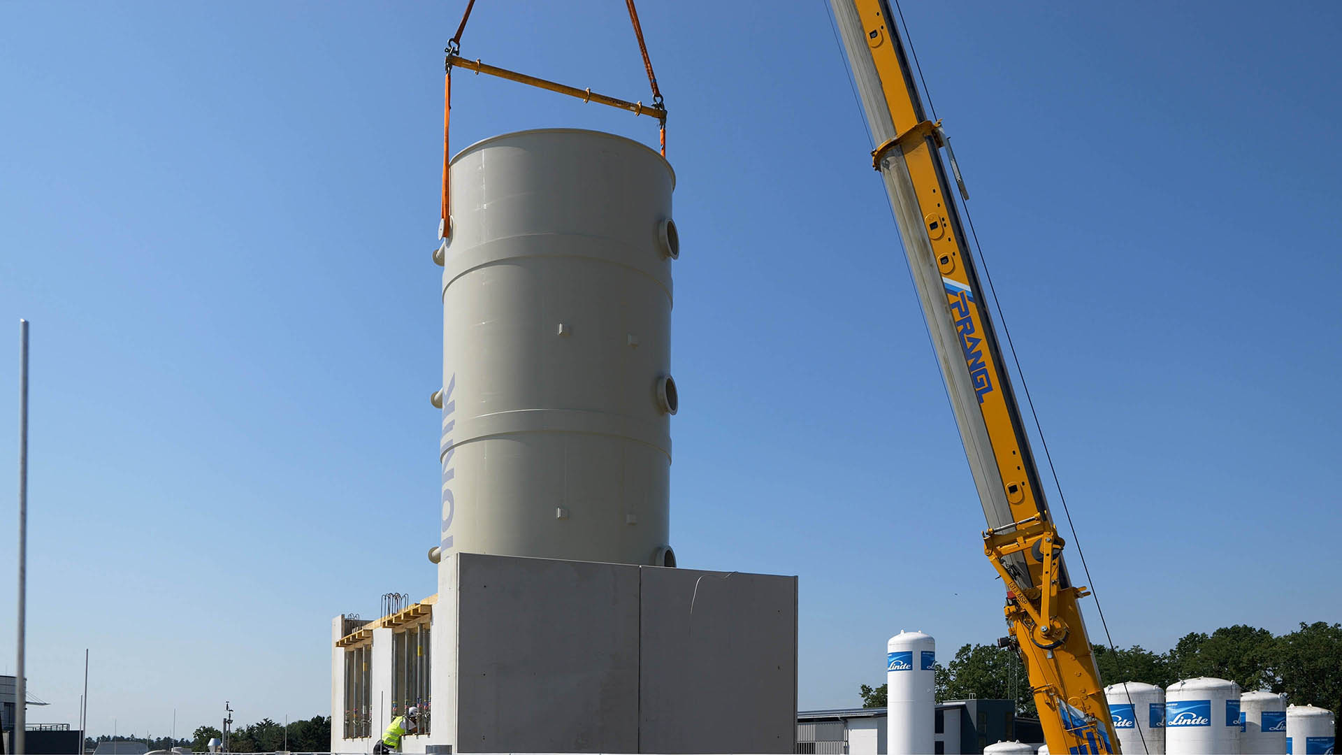 Montage eines Biorieselbettreaktors mit 4 m Durchmesser und 15 m Höhe in der Elektronikindustrie, Steiermark