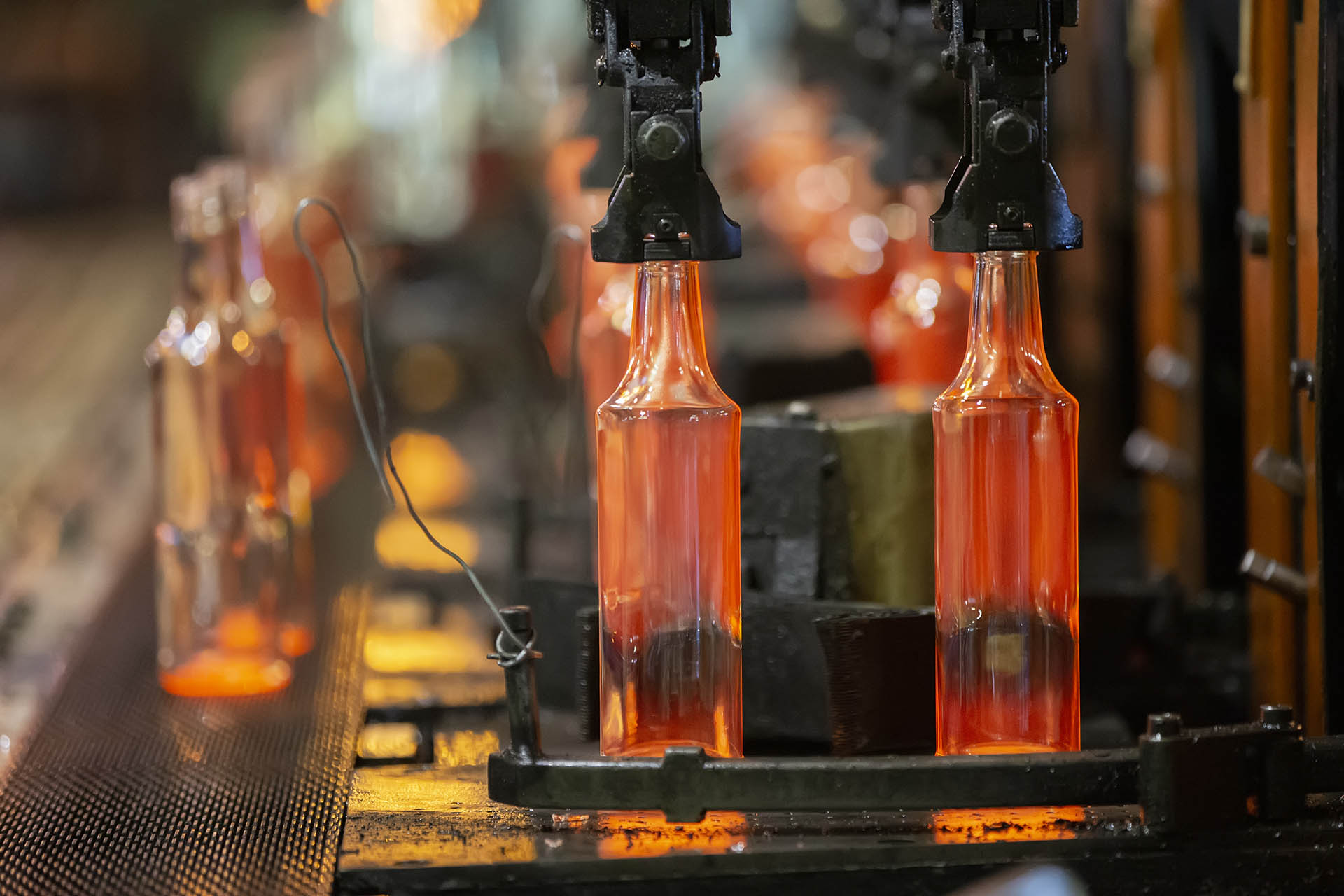 By combining various technologies such as wet scrubbers, activated carbon filters and biological exhaust air purification, exhaust air purification problems in the glass industry can be effectively solved