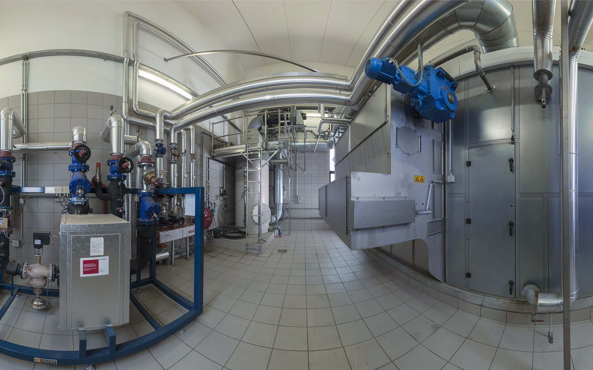 A gázmosó előkezeli a szennyvíziszap szárítóból elszívott levegőt a végső tisztítási fázishoz egy biofilterben Trumauban, Alsó Ausztriában